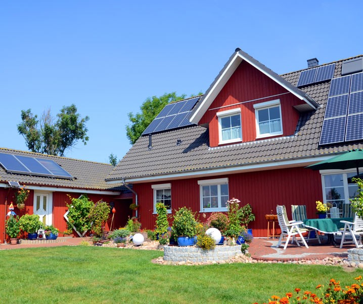 Photovoltaikanlagen auf dem Dach eines Hauses